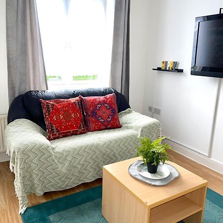 Crescent Apartment - Modern 1 Bedroom First Floor Goodmayes Eksteriør billede