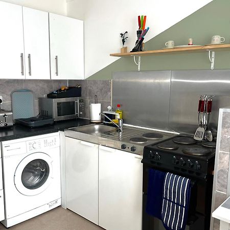 Crescent Apartment - Modern 1 Bedroom First Floor Goodmayes Eksteriør billede
