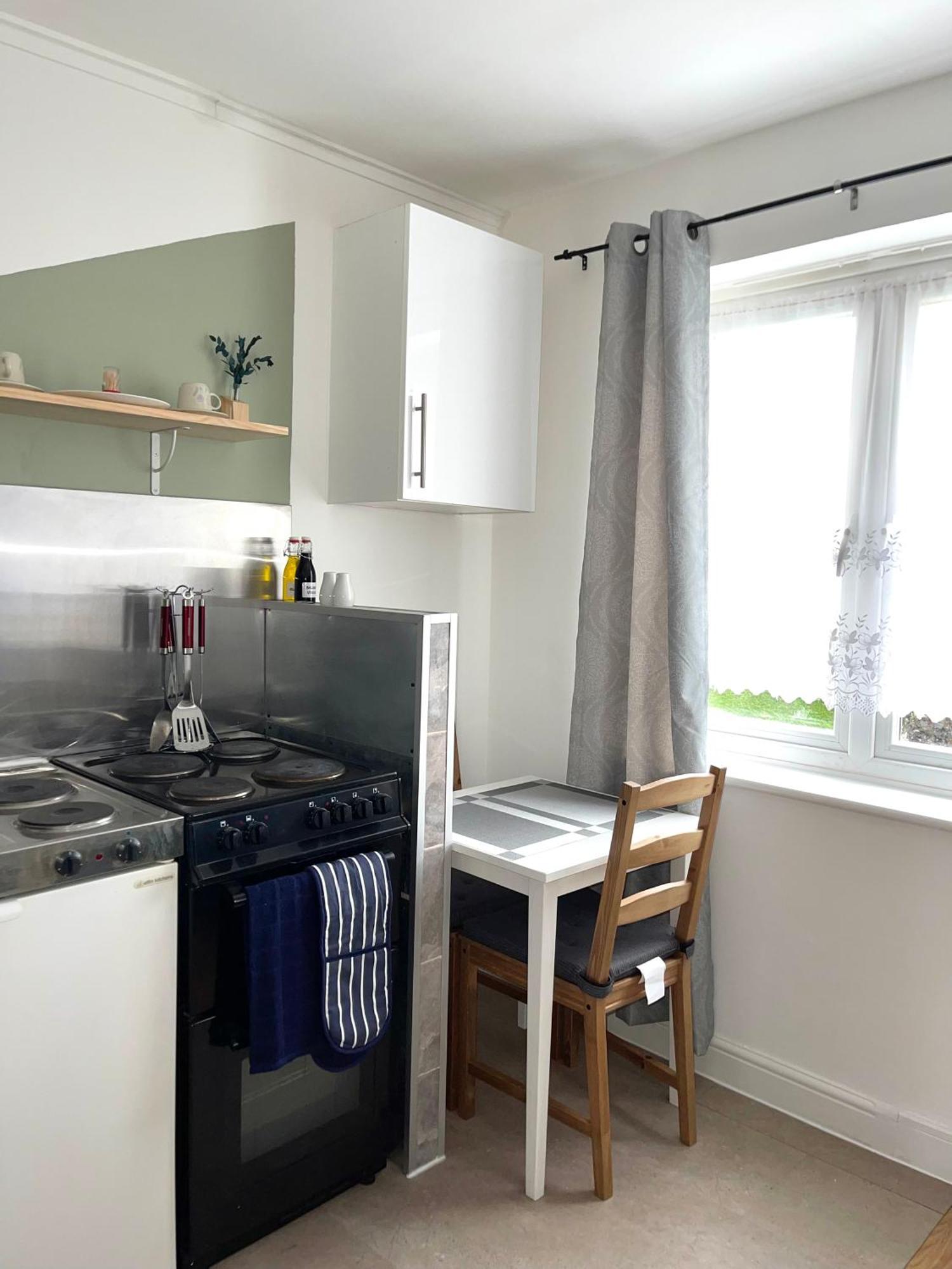 Crescent Apartment - Modern 1 Bedroom First Floor Goodmayes Eksteriør billede