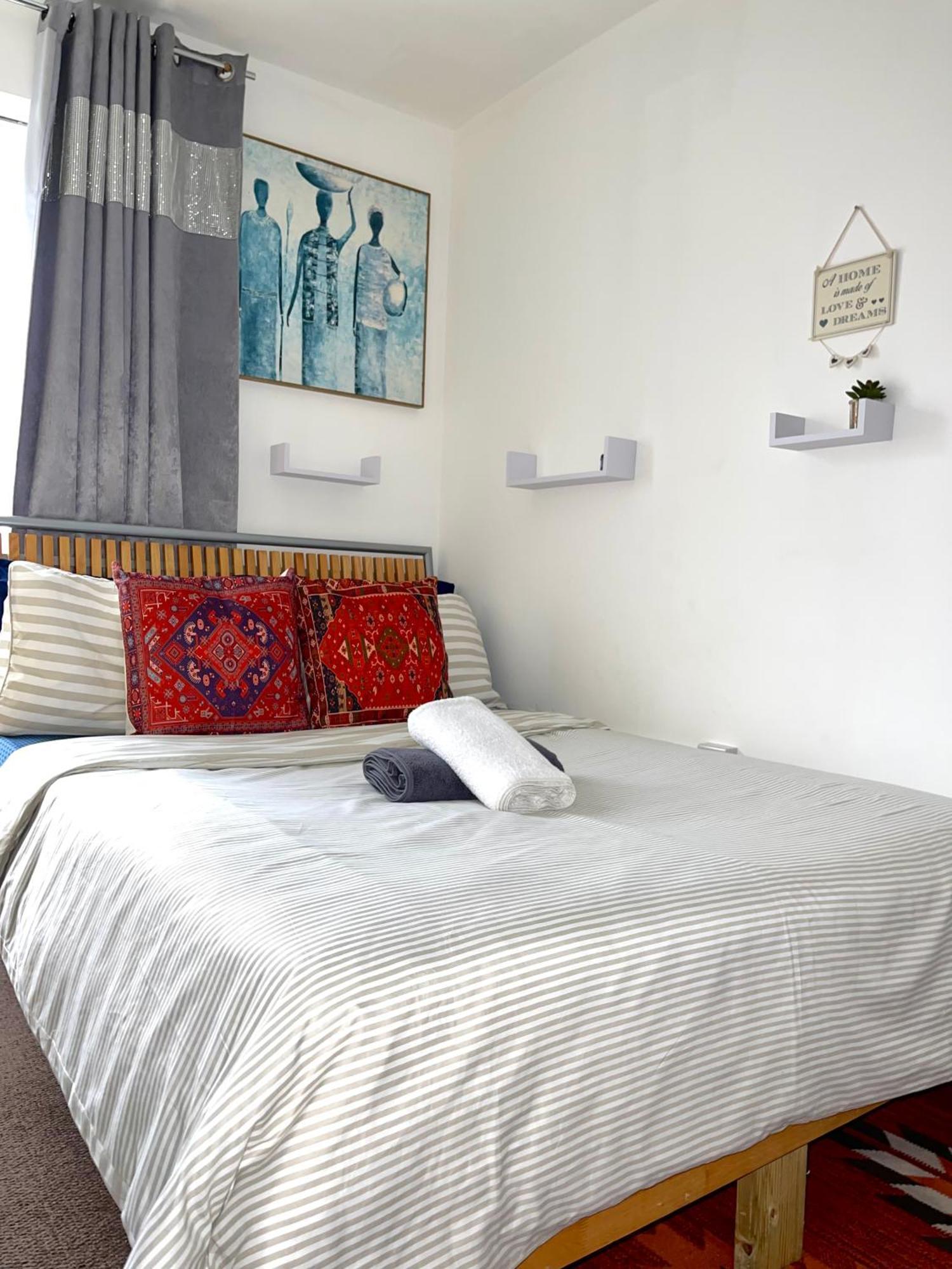 Crescent Apartment - Modern 1 Bedroom First Floor Goodmayes Eksteriør billede